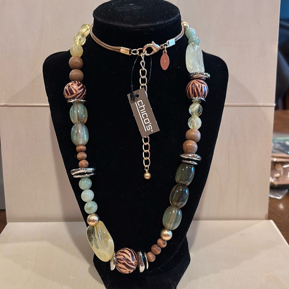 Chico’s necklace size 30”adjusts to 34” Beautiful spring colors.